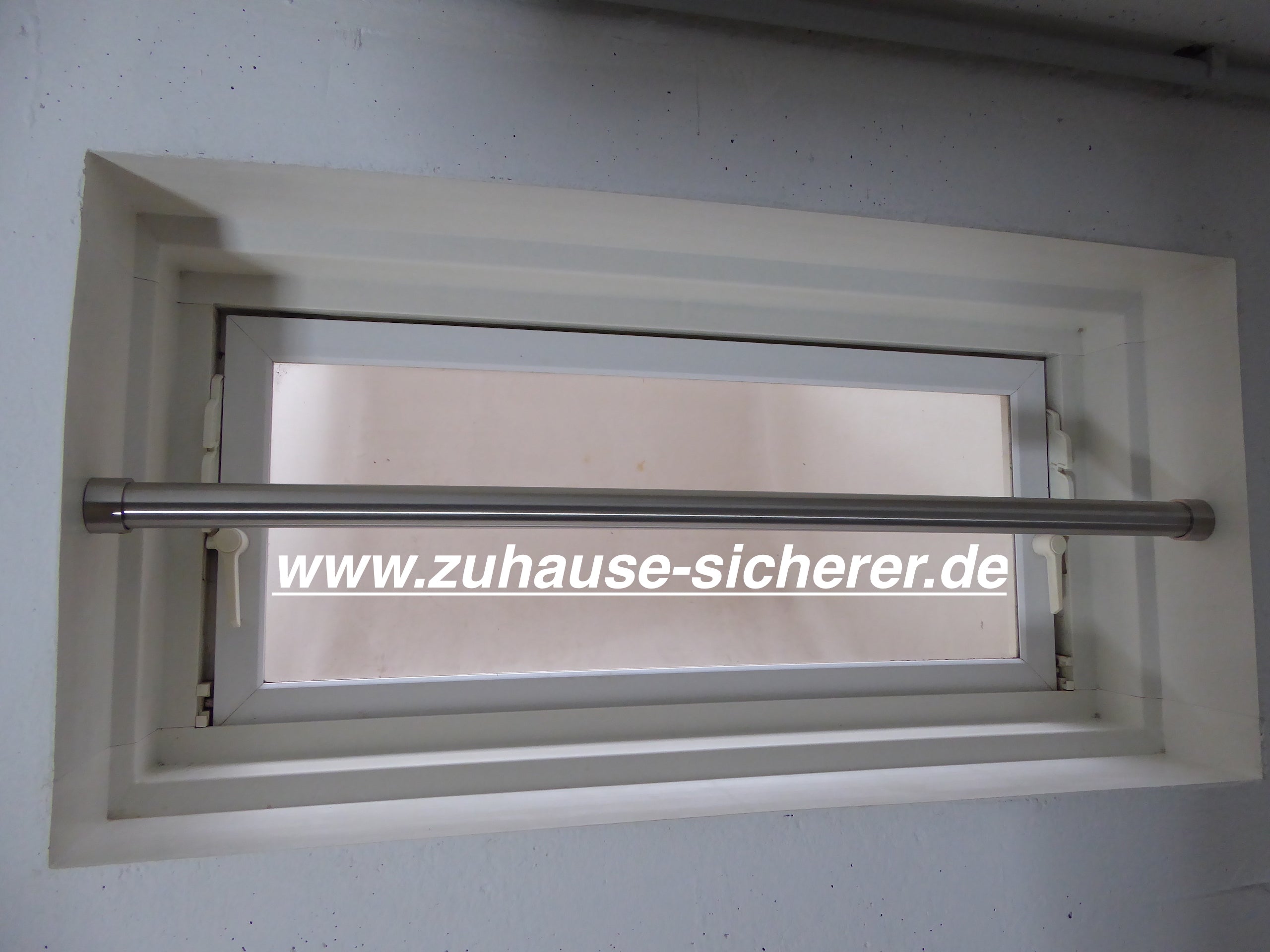 Wunderschone Kellerfenster Mit Einbruchschutz Bild